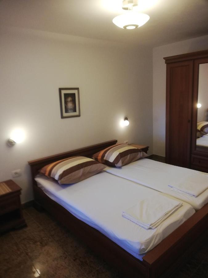Apartman Nevia Lka Opric Exterior photo