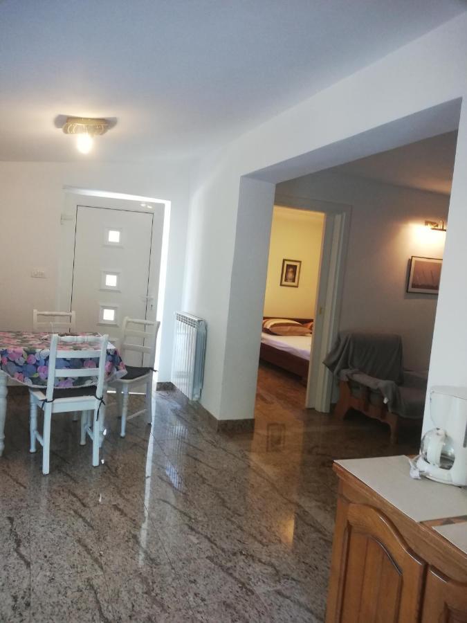 Apartman Nevia Lka Opric Exterior photo