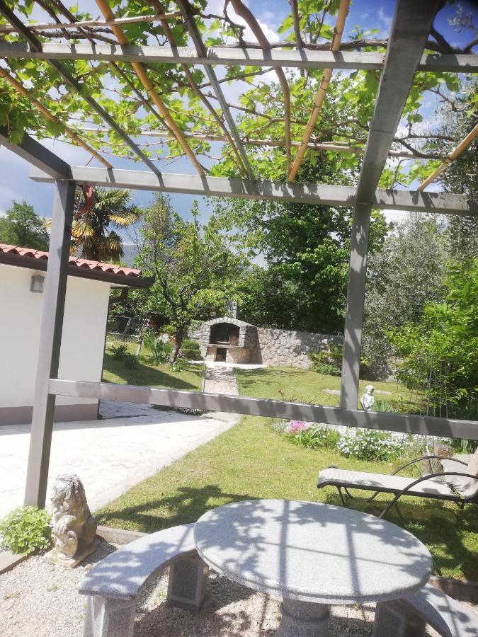 Apartman Nevia Lka Opric Exterior photo